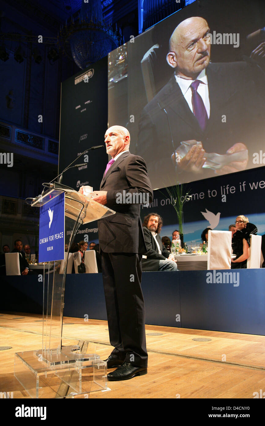 Brirtish actor Ben Kingsley receives the lifetime award at the charity gala 'Cinema for Peace' in Berlin, Germany, 11 February 2008. The annual charity event takes place in the course of the 58th Berlinale. Photo: Jens Kalaene Stock Photo
