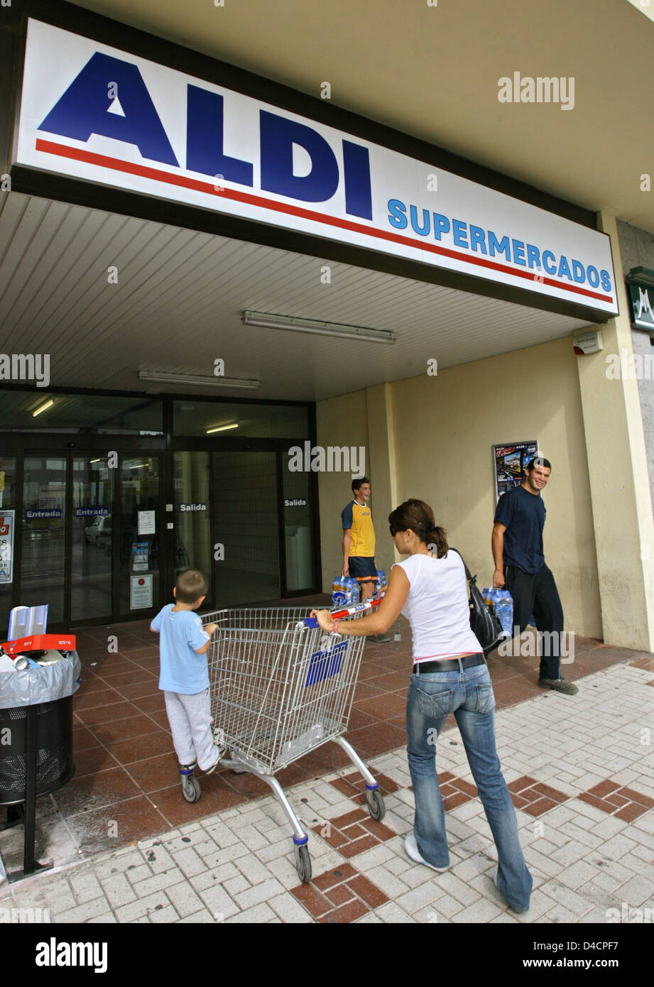 A store of the German supermarket chain Aldi is pictured in the resort town  of Torrox in southern Spain, 20 October 2007. Photo: Bodo Marks Stock Photo  - Alamy
