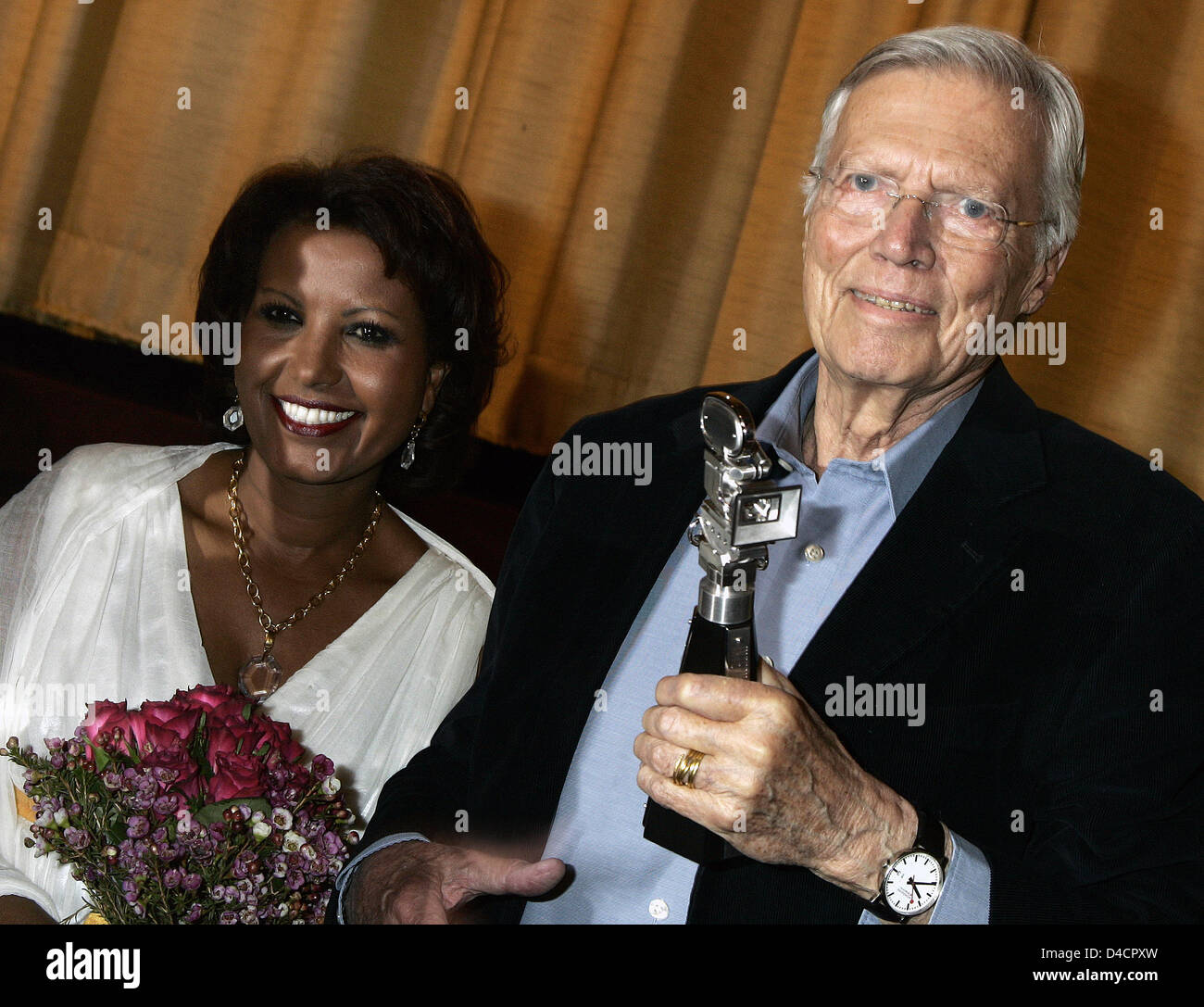 Austrian actor Karlheinz Boehm is happy about his Berlinale Camera next to his wife Almaz at the 58th Berlin International Film Festival in Berlin, Germany, 13 February 2008. The Berlinale Camera is presented to film personalities or institutions to which the Berlinale feels indebted or wishes to express thanks since 1986. Photo: Arno Burgi Stock Photo