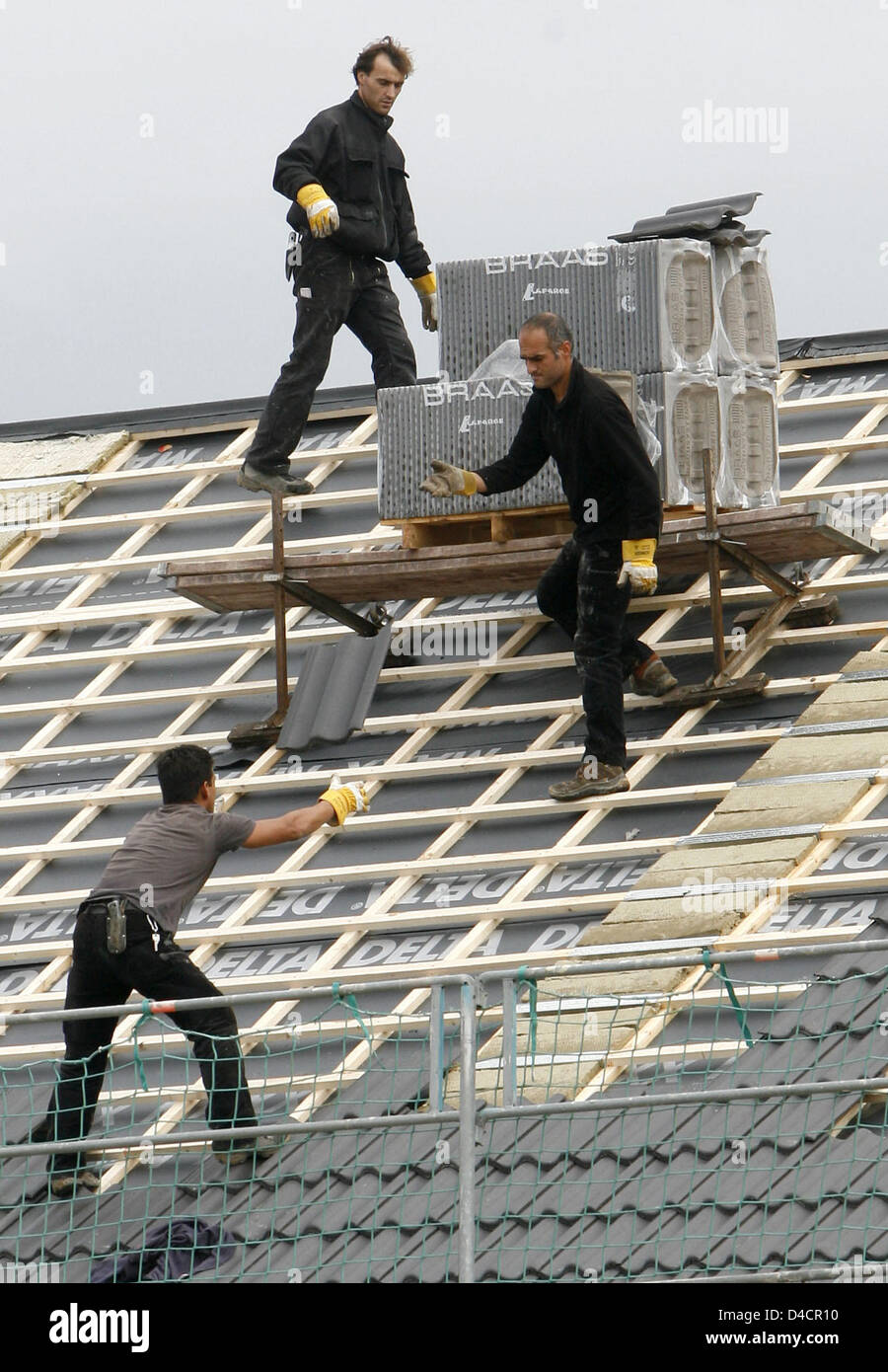 Construction workers are pictured at a construction site in Frankfurt ...