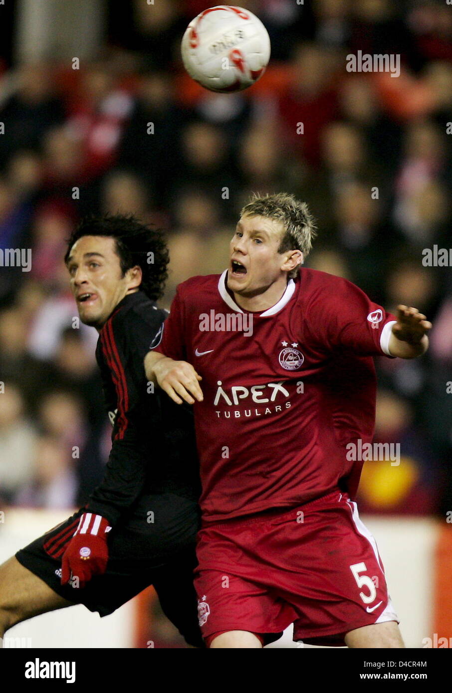Bayern Munich's Luca Toni and Aberdeen's Zander Diamond are pictured in action during their UEFA Cup soccer match at Pittodrie stadium, Aberdeen, Scottland, 14 February 2008. Photo: MATTHIAS SCHRADER Stock Photo
