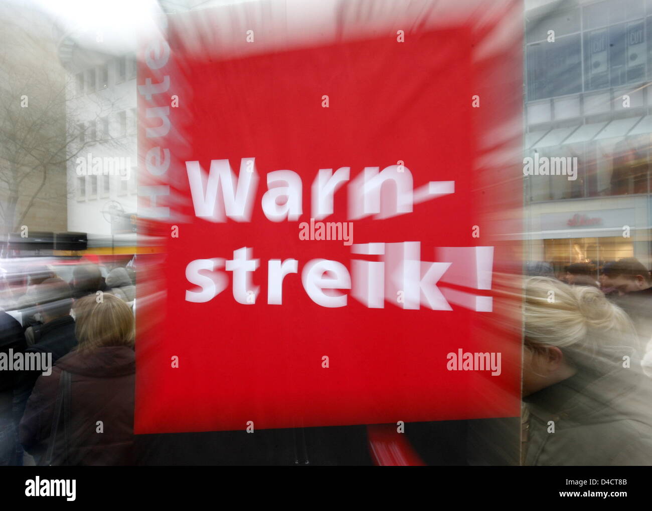 The banner reads 'Token Strike!' during a rally in Dortmund, Germany, 19 February 2008. Employees of administrations and municipal services went on token strikes to underline the unions' position in the tariff conflict. Photo: Franz-Peter Tschauner Stock Photo