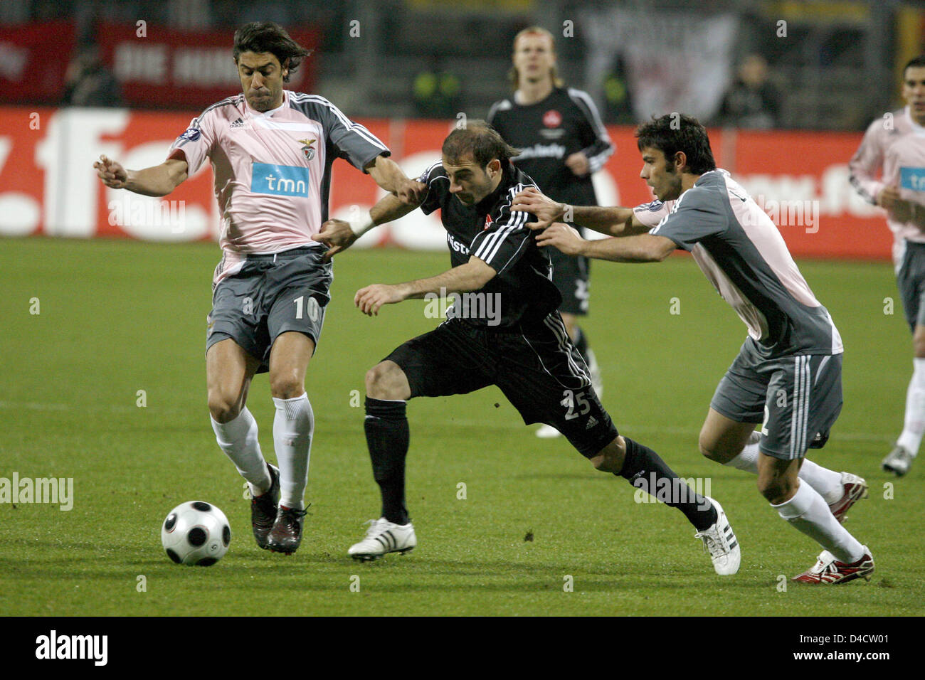 Nuremberg's Javier Horacio Pinola (C), Lisbon's Rui Costa (L) and Luis Filipe vie for the ball in the UEFA Cup round of last 32 second leg match FC Nuremberg vs Benfica Lisbon at EasyCredit Stadium, Nuremberg, Germany, 21 February 2008. The match ended in a 2-2 draw, Benfica went through to the round of last 16 on an aggregate result of 3-2. Photo: Daniel Karmann Stock Photo