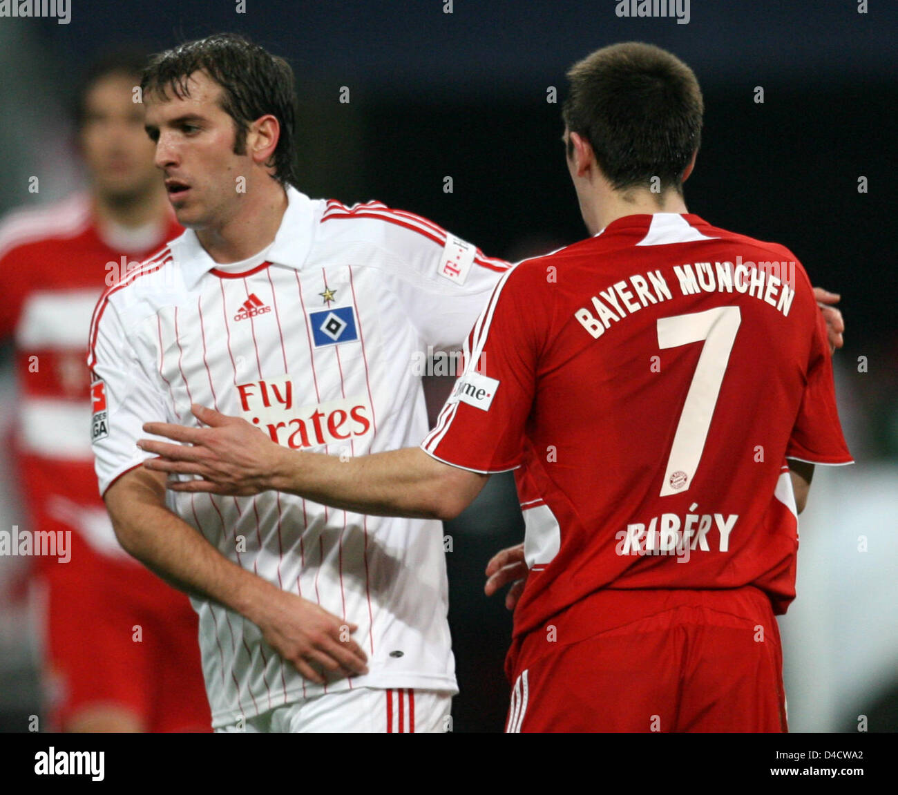 The playmakers Rafael van der Vaart of Hamburg (L) and Munich's Franck Ribery (R) shake hands after the Bundesliga top-flight FC Bayern Munich v SV Hamburg at Allianz Arena stadium of Munich, Germany, 24 February 2008. The intense match ended in a 1-1 draw. Photo: Frank Leonhardt Stock Photo