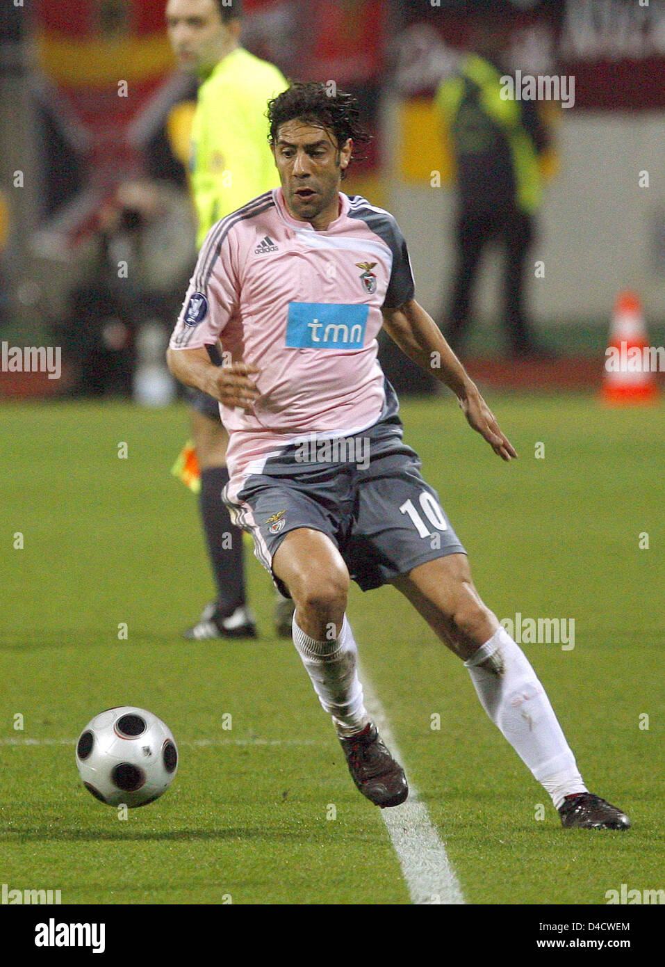 Rui Costa of Benfica controls the ball during the UEFA Cup round