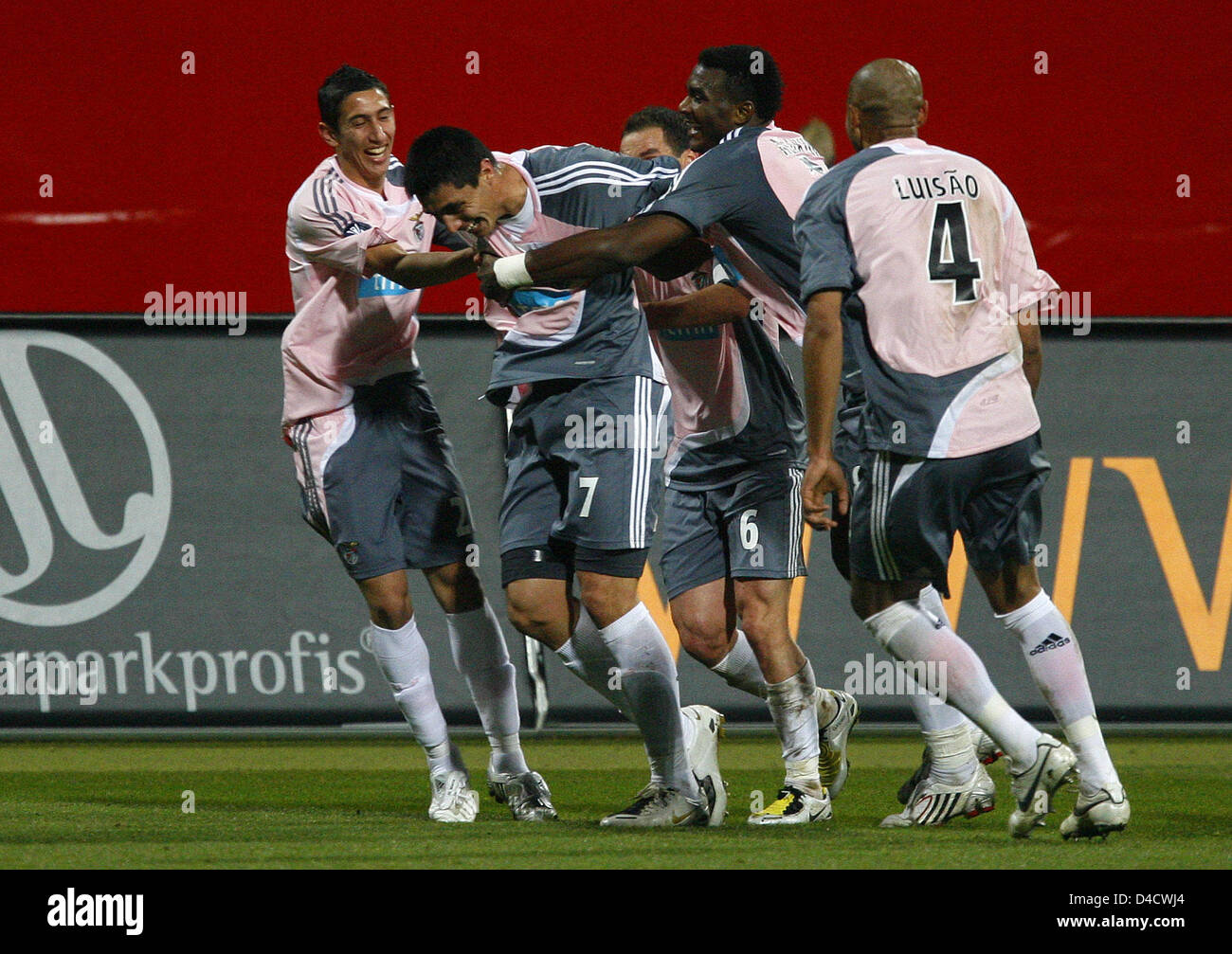 Benfica's 2-1 scorer Oscar Cardozo (2-L) celebrates with his team-mates (L-R) Angel di Maria, Petit, Ariza Makukula and Luisaol during the UEFA Cup round of 16 2nd leg 1.FC Nuremberg v Benfica Lisbon at easyCredit stadium of Nuremberg, Germany, 21 February 2008. The match ended in a 2-2 draw, Benfica moves up to quarter-finals winning 3-2 on aggregate. Photo: Daniel Karmann Stock Photo