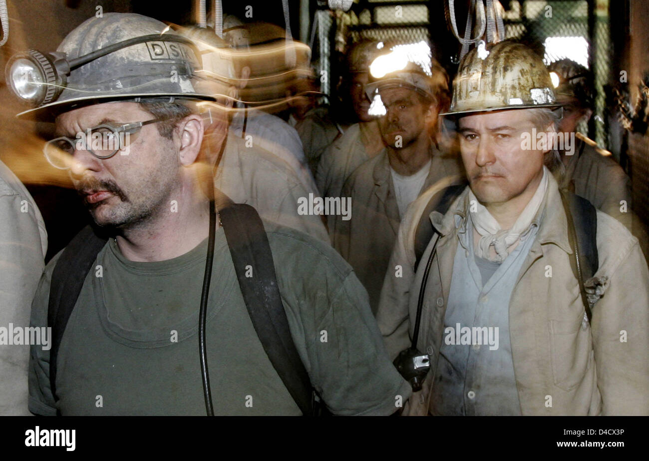 Miners of 'RAG Deutsche Steinkohle' mining company step out of the skip at coal mine 'Steinkohlebergwerk Saar Anlage Nordschacht' near Lebach, Germany, 26 February 2008. A mining related earthquake reaching 4,0 on the 'Richter' scale shook the Saar region on 23 February 2008. Some 3600 miners are on leave and will be sent on short-time work within the next days. Photo: FRANK MAY Stock Photo
