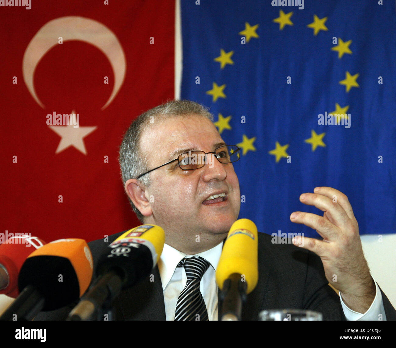 The chairman of the Turkish Community in Germany, Kenan Kolat, gives a press conference in Berlin, Germany, 29 February 2008. Kolat expressed his concern about the situation of Turkish people in Germany, especially after recent unsolved fires in houses inhabited mainly by Turks. Photo: WOLFGANG KUMM Stock Photo