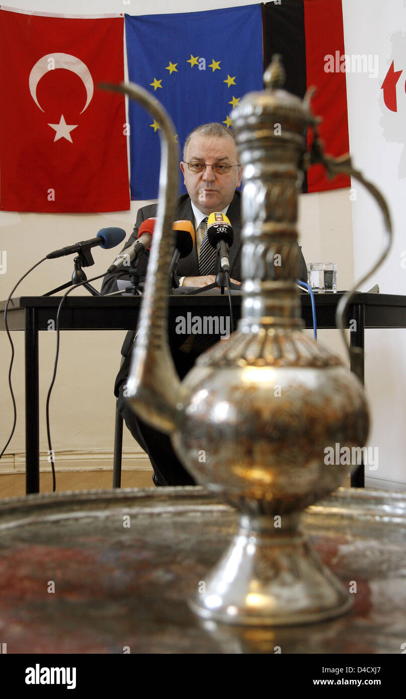 The chairman of the Turkish Community in Germany, Kenan Kolat, gives a press conference in Berlin, Germany, 29 February 2008. Kolat expressed his concern about the situation of Turkish people in Germany, especially after recent unsolved fires in houses inhabited mainly by Turks. Photo: WOLFGANG KUMM Stock Photo