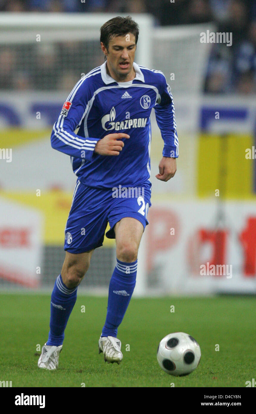 Schalke's Mladen Krstajic is on the ball in the Bundesliga top clash FC Schalke 04 v FC Bayern Munich at VeltinsArena stadium of Gelsenkirchen, Germany, 01 March 2008. Munich defeated Schalke 1-0. Photo: Bernd Thissen Stock Photo