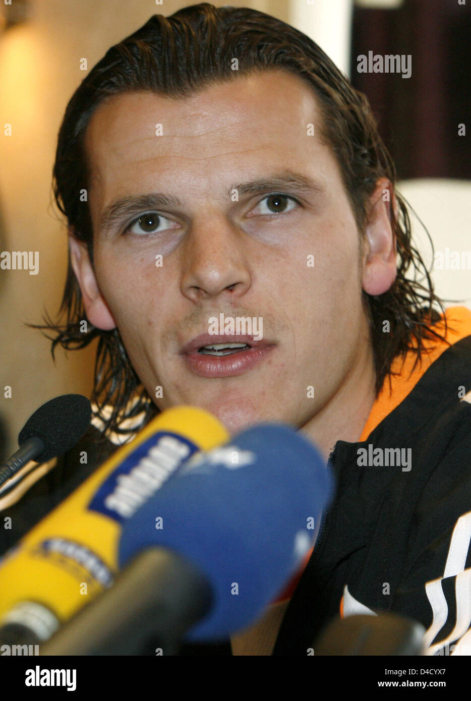 Daniel van Buyten (L) of German Bundesliga soccer club Bayern Munich is pictured during a press conference in Brussels, Belgium, 05 Mrach 2008. Bayern Munich wil play against RSC Anderlecht in a round of the last 16 match in Anderlecht on 6 March 2008. Photo: FRANZ-PETER TSCHAUNER Stock Photo