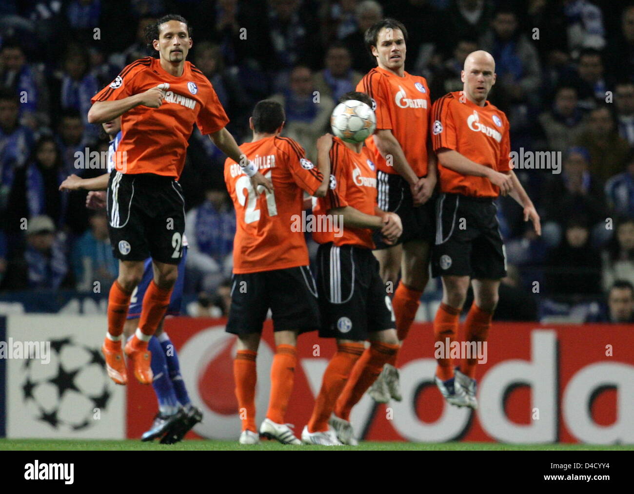 Schalke's wall (L-R) Kevin Kuranyi, Carlos Grossmueller, Marcelo Bordon, Heiko Westermann and Fabian Ernst block a free-kick in the 2nd leg of UEFA Champions League 1st knockout round tie FC Porto v FC Schalke 04 at Dragao stadium of Porto, Portugal, 05 March 2008. Germany's Schalke won the 2nd leg over the Portuguese side 4-1 p.s.o. and moves up to quarter-finals with a 5-1 win on Stock Photo