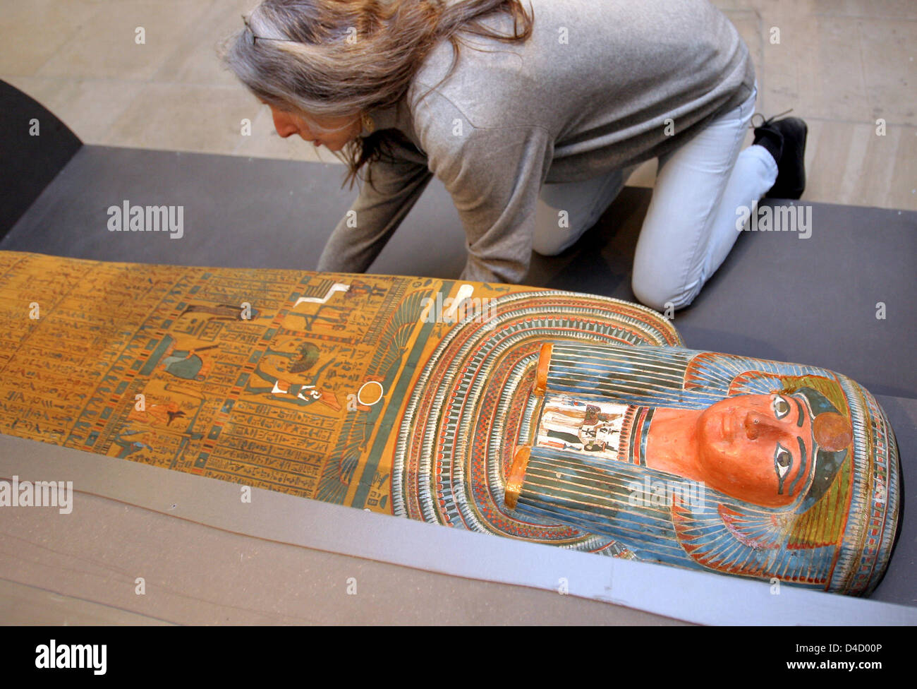 Staff of the State Museum of Prehistory Dresden arrange the inner coffin of Penju dating 800 BC in Dresden, Germany, 06 March 2008. The show-piece of Hildesheim's Pelizaeus Museum is on loan to the museum and forms part of the 400 exhibits displayed in the special exhibition 'Beauty in the Old Egypt - Desire for Perfection' from 14 March 2008 through 04 January 2009. Photo: MATTHIA Stock Photo