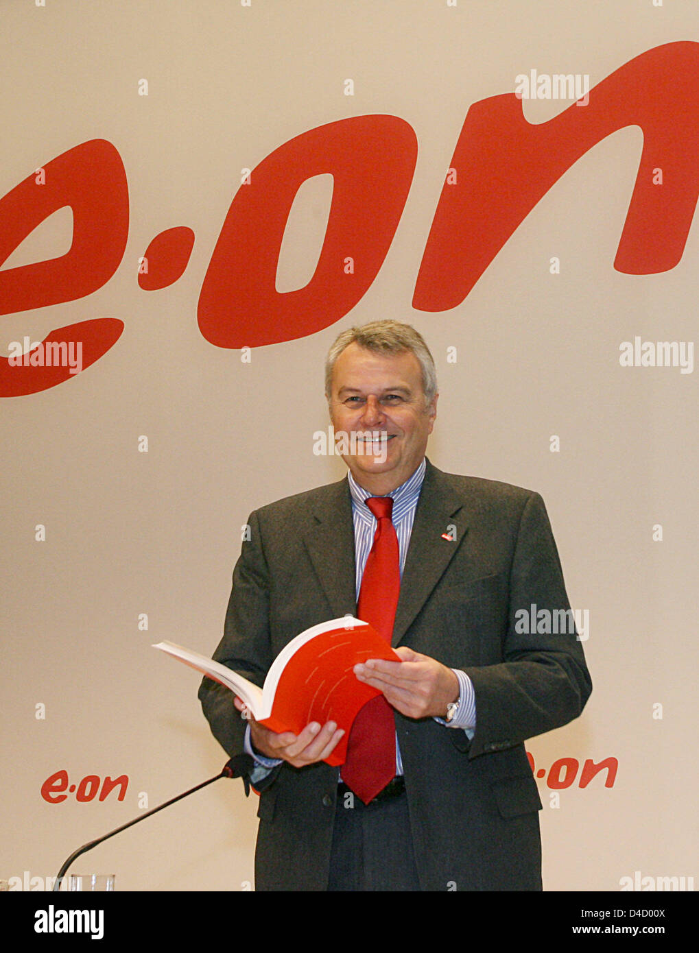 Wulf Bernotat, CEO of E.on, gestures during the energy group's balance press conference in Duesseldorf, Germany, 06 March 2008. The energy group ramps up the dividends as a result of a year of record earnings. Photo: ROLAND WEIHRAUCH Stock Photo