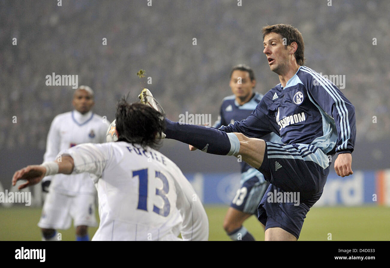 Mladen Krstajic of Schalke (R) kicks the ball before Porto's Fucile (front) in the 1st leg of UEFA Champions League 1st knockout round tie FC Schalke 04 v FC porto at VeltinsArena stadium of Gelsenkirchen, Germany, 19 February 2008. Germany's Schalke won 1st leg 1-0 and on 05 March the 2nd leg over the Portuguese side 4-1 on penalties and moves up to quarter-finals with a 5-1 win o Stock Photo