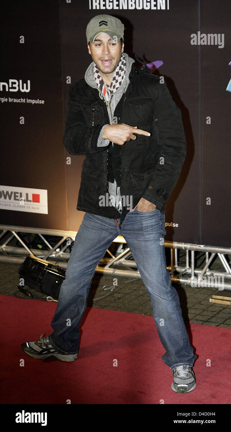 Spanish singer Enrique Iglesias is pictured at the Radio Regenbogen Awards in Karlsruhe, Germany, 08 March 2008. The Radio Regenbogen Award, also known under its official title as 'Media Award of Baden Wuerttemberg', is not endowed and has been awarded annually since 1998. Photo: Marijan Murat Stock Photo
