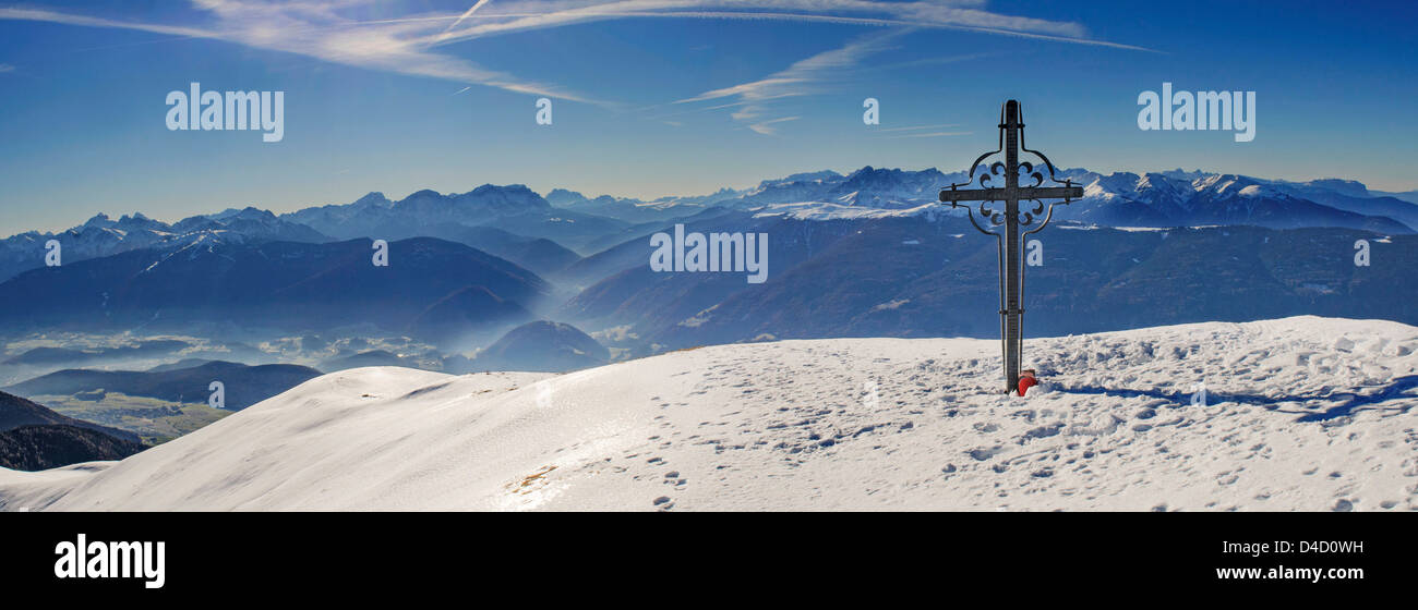 Mountainscape with summit cross at the Terner Joch, Dolomites, South Tyrol, Italy Stock Photo