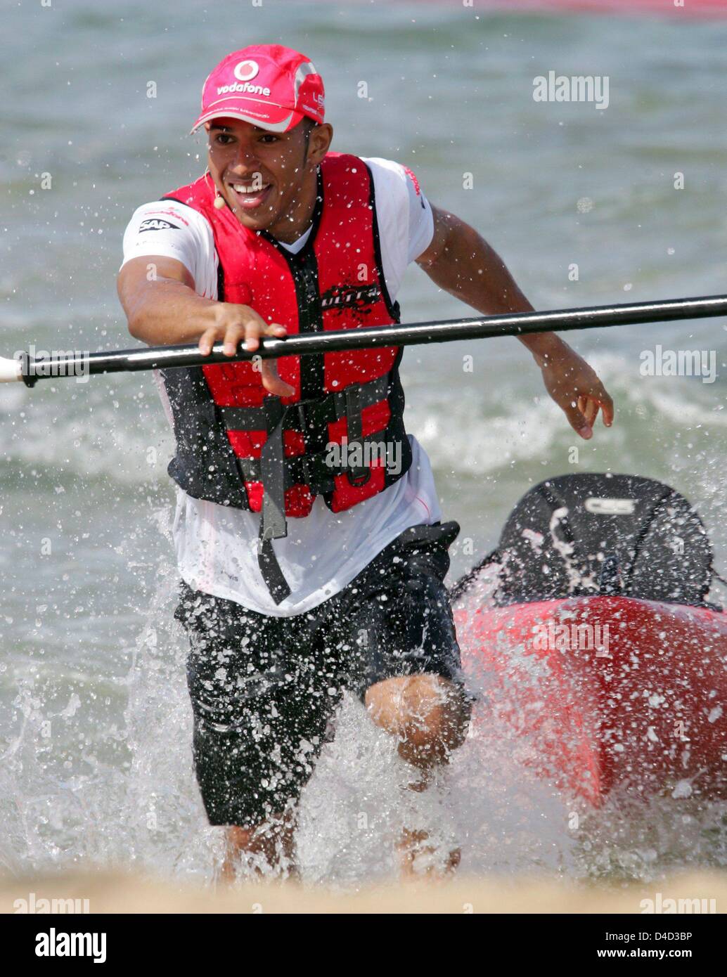 British Formula One driver Lewis Hamilton is pictured during a beach kayak event in Melbourne, Australia, 12 March 2008. The Australian Formula One Grand Prix will take place at Albert Park Circuit in Melbourne on Sunday 16 March. Photo: ROLAND WEIHRAUCH Stock Photo