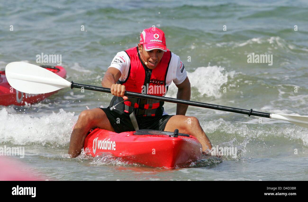 British Formula One driver Lewis Hamilton is pictured during a beach kayak event in Melbourne, Australia, 12 March 2008. The Australian Formula One Grand Prix will take place at Albert Park Circuit in Melbourne on Sunday 16 March. Photo: ROLAND WEIHRAUCH Stock Photo