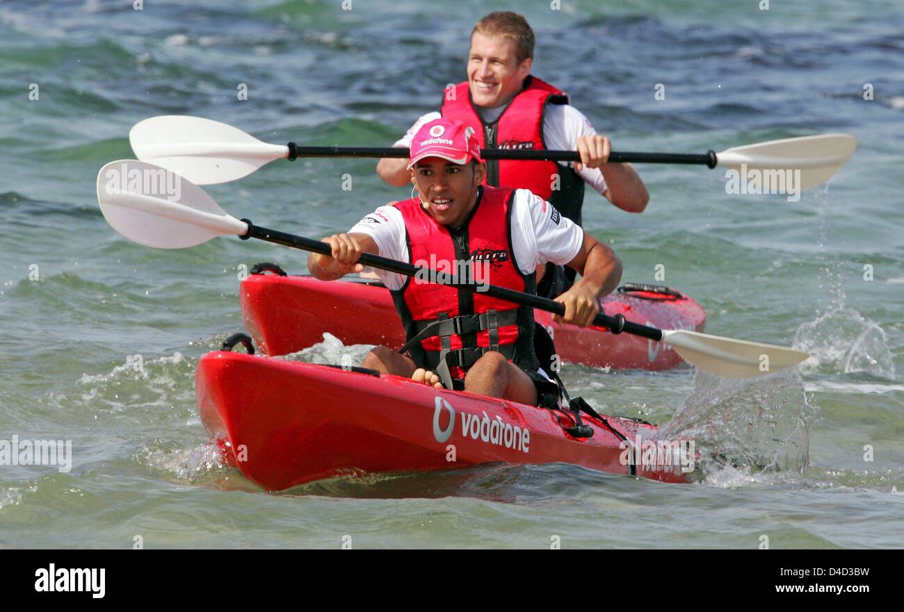 British Formula One driver Lewis Hamilton (front) competes with Australian Football player Luke Power (rear) during a beach kayak event in Melbourne, Australia, 12 March 2008. The Australian Formula One Grand Prix will take place at Albert Park Circuit in Melbourne on Sunday 16 March. Photo: ROLAND WEIHRAUCH Stock Photo