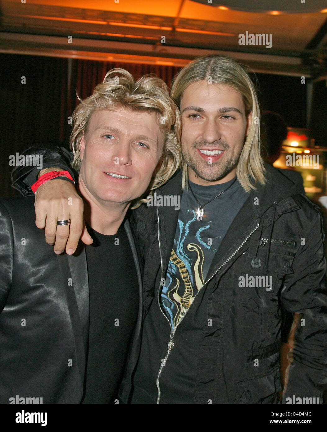 Dutch magician Hans Klok (L) and German violinist david Garrett are pictured at the after show party of live tv show 'Willkommen bei Carmen Nebel!', in Berlin, Germany, 15 March 2008. Photo: Jens Kalaene Stock Photo