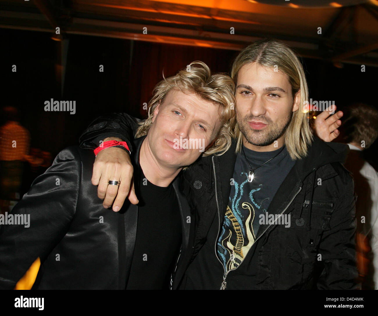 Dutch magician Hans Klok (L) and German violinist david Garrett are pictured at the after show party of live tv show 'Willkommen bei Carmen Nebel!', in Berlin, Germany, 15 March 2008. Photo: Jens Kalaene Stock Photo