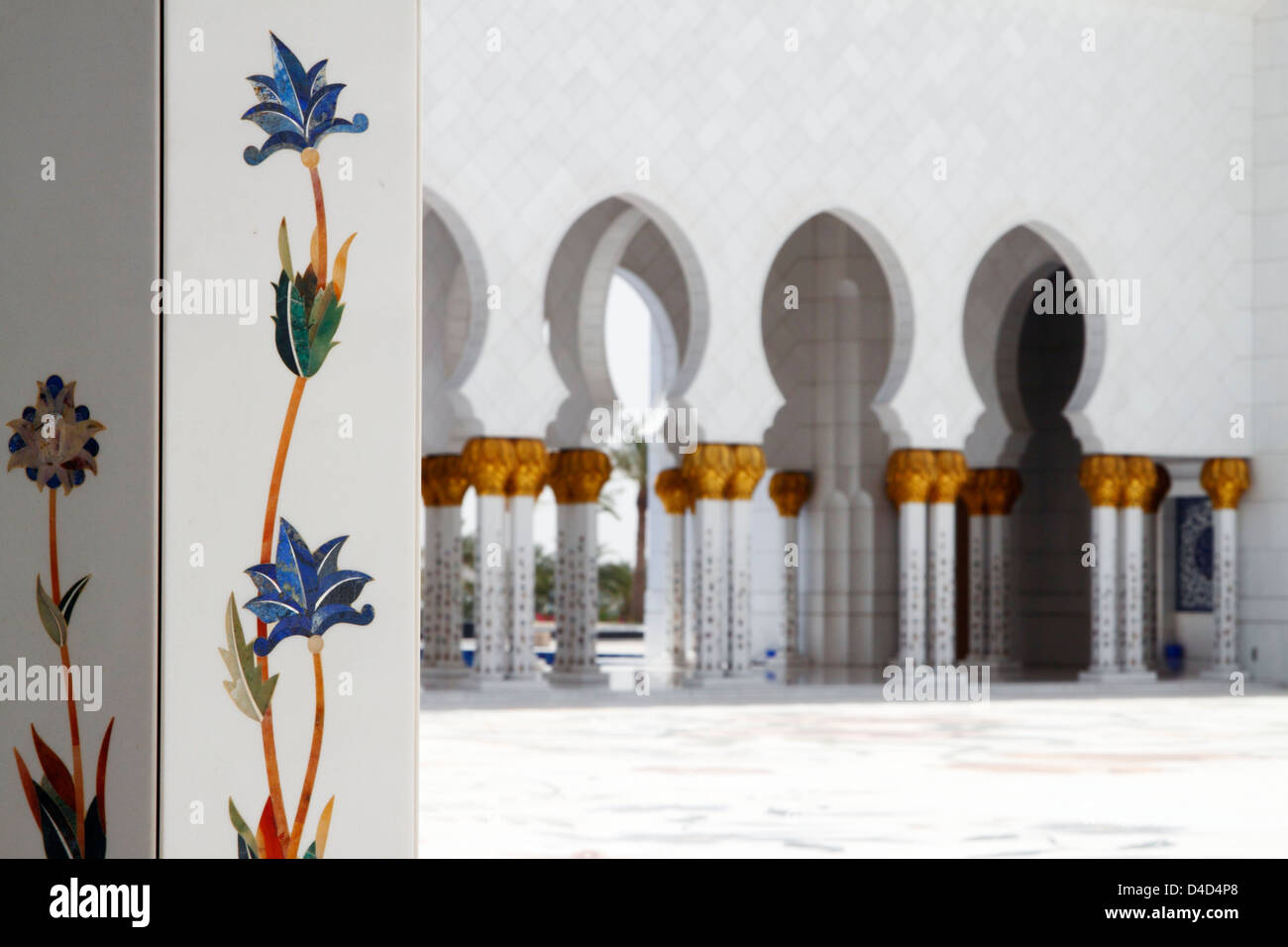Atrium of the Sheikh Zayed Mosque, Abu Dhabi, United Arab Emirates ...