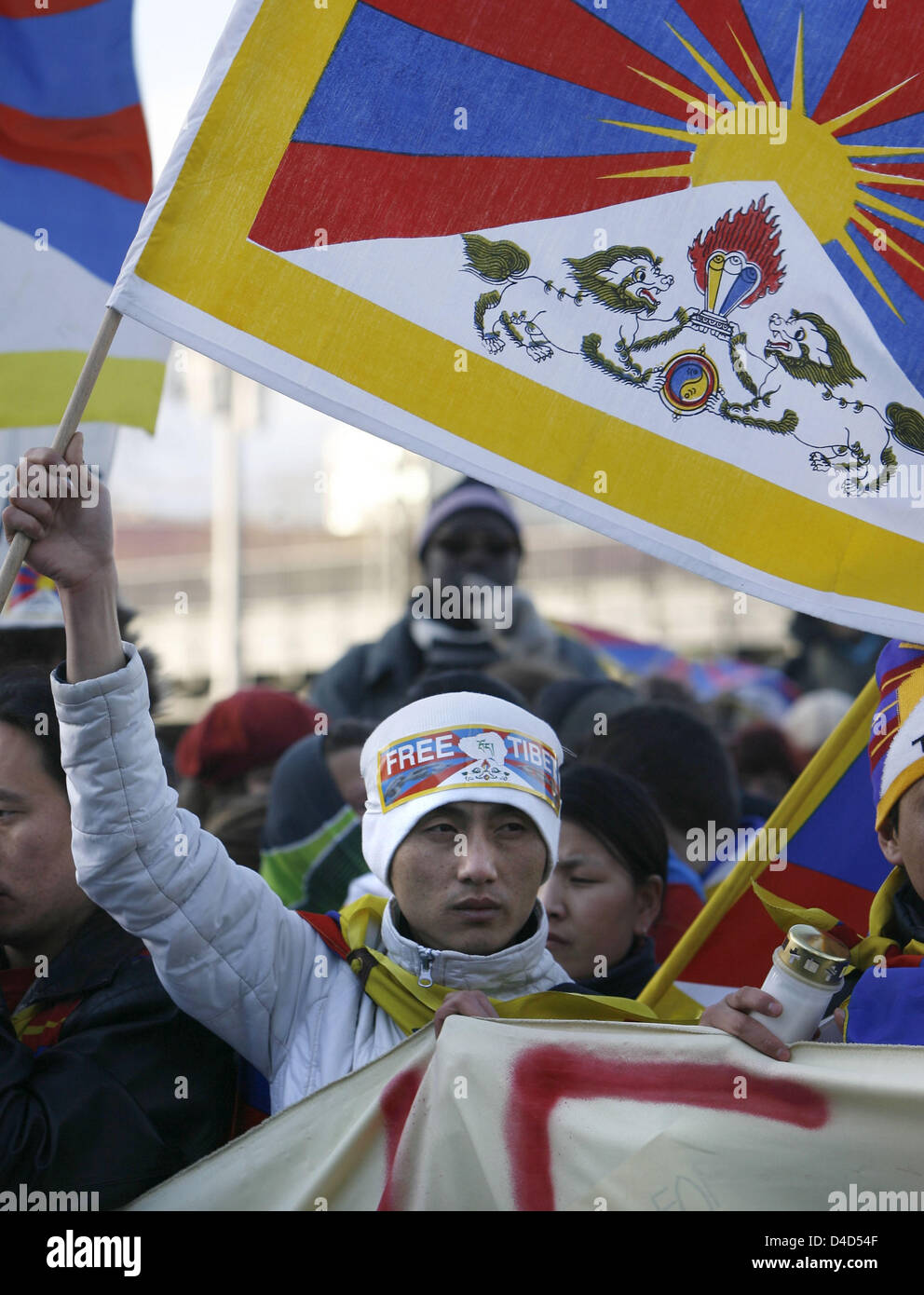 The picture shows an activist with a Tibetan flag at a demonstration in front of the Chinese embassy in Berlin, Germany, 17 March 2008. Tibetan exiles and others demonstrated for an end of violence and riots in Tibet. Photo: KLAUS-DIETMAR GABBERT Stock Photo