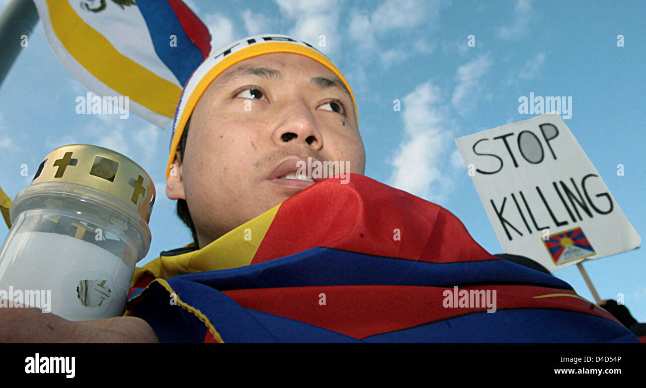 The picture shows an activist with a Tibetan flag at a demonstration in front of the Chinese embassy in Berlin, Germany, 17 March 2008. Tibetan exiles and others demonstrated for an end of violence and riots in Tibet. Photo: KLAUS-DIETMAR GABBERT Stock Photo