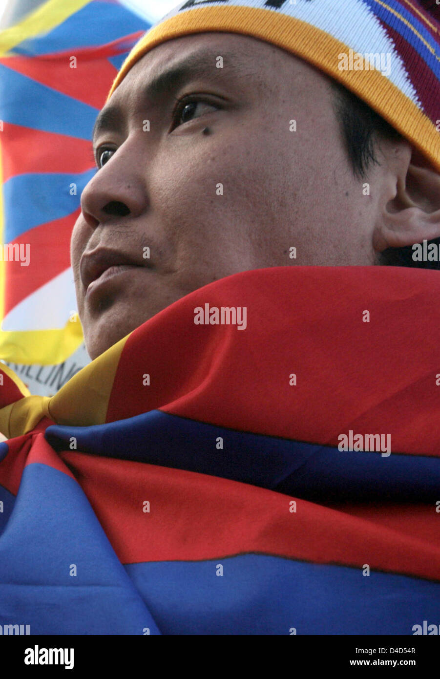 The picture shows an activist with a Tibetan flag at a demonstration in front of the Chinese embassy in Berlin, Germany, 17 March 2008. Tibetan exiles and others demonstrated for an end of violence and riots in Tibet. Photo: KLAUS-DIETMAR GABBERT Stock Photo