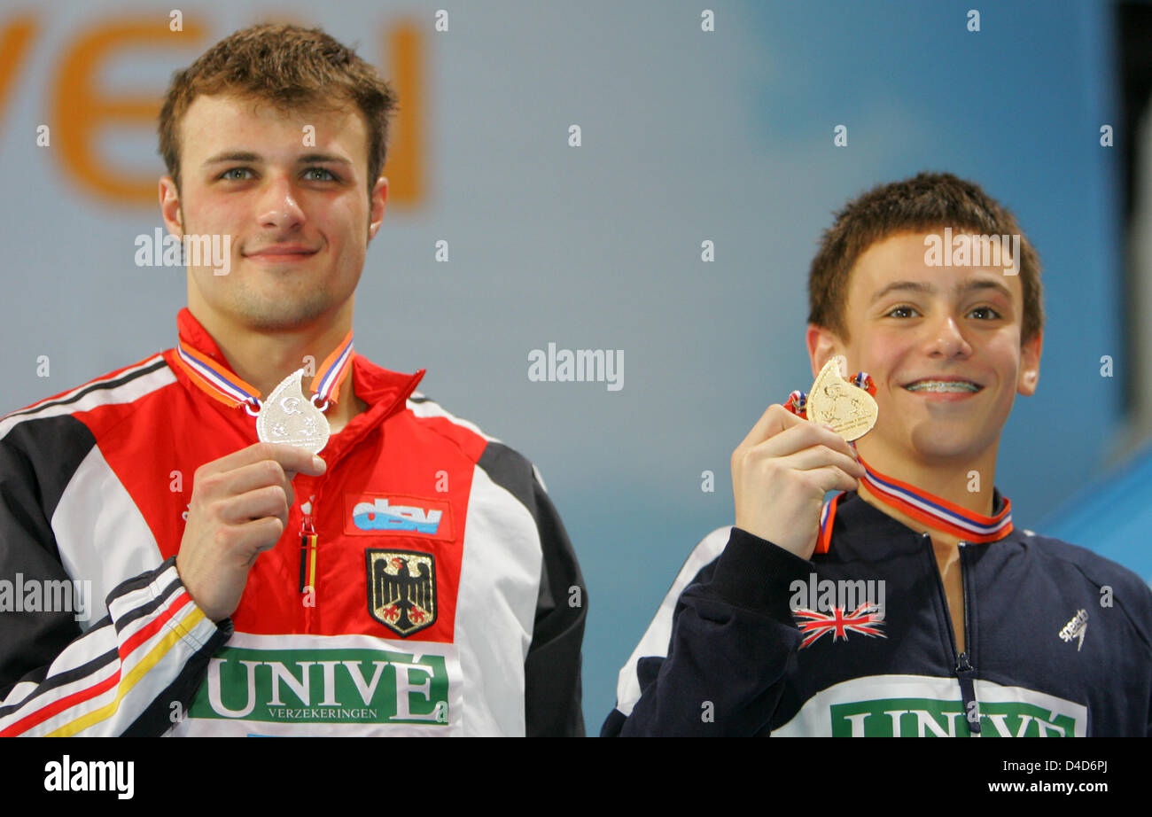 British winner Thomas Daley (R) and German runner-up Sascha Klein show their medals after the Men's 10 diving finals during the 29th LEN European Championships Swimming, Diving and Synchronised Swimming in Eindhoven, the Netherlands, 24 March 2008. Daley received 491.95 points, followed by Klein with 487.60 points. Photo: BERND THISSEN Stock Photo