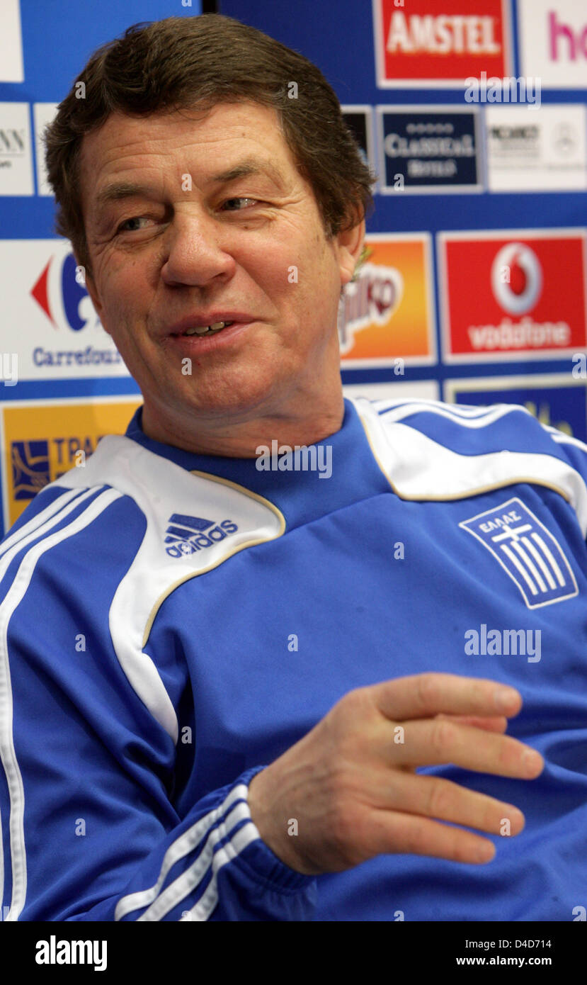 The head coach of the Greek national soccer team Otto Rehagel gestures during a press conference in Duesseldorf, Germany, 25 March 2008. Greece faces Portugal in a international friendly in Duesseldorf on 26 March 2008. Photo: FEDERICO GAMBARINI Stock Photo