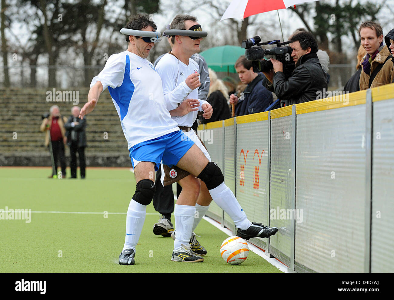 Blind soccer hi-res stock photography and images - Alamy