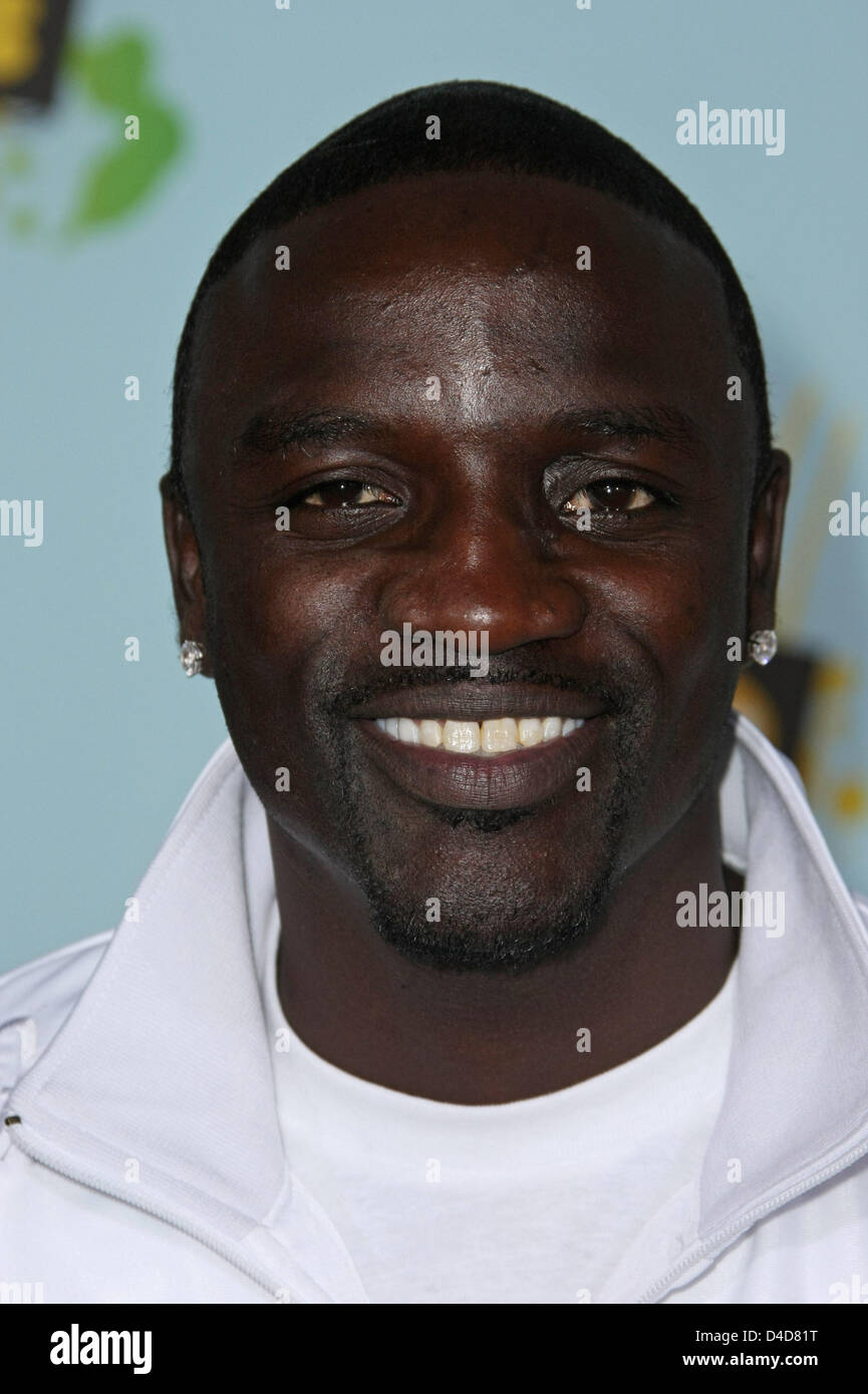 Singer Akon arrives for the  Nickelodeon's Kids' Choice Awards ceremony at UCLA's Pauley Pavilion in Los Angeles, USA, 29  March 2008. Photo: Hubert Boesl Stock Photo