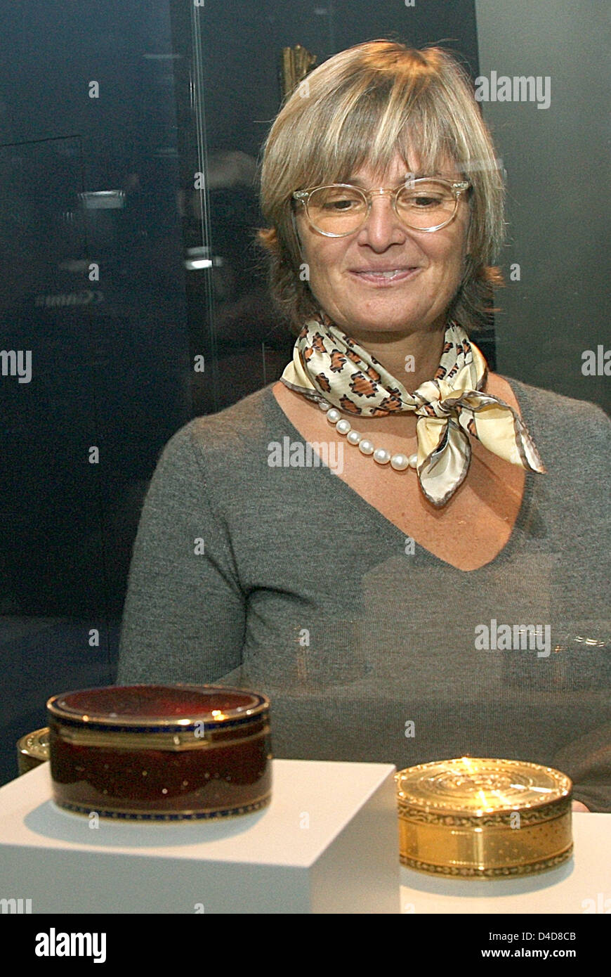 Princess Gloria von Thurn und Taxis looks at golden tins from the 18th century at an exhibition at the 'Nationalmuseum' in Munich, Germany, 1 April 2008. The special exhibition 'Galante Preziosen des Fuersten von Thurn und Taxis' features former 'Thurn und Taxis' family jewellery. Photo: Ursula Dueren Stock Photo
