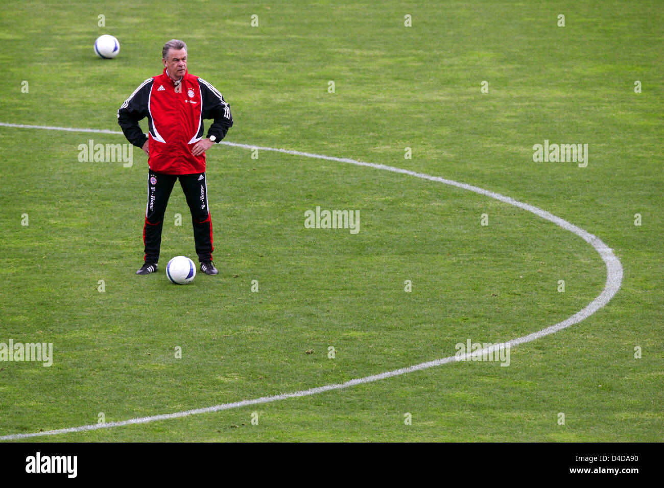 Head coach of FC Bayern Munich, Ottmar Hitzfeld is pictured during the final training session in Madrid, Spain, 09 April 2008. Bayern Munich will face Getafe FC in the UEFA Cup quarter-finals' 2nd leg match at Coliseum Alfonso Pérez in Madrid on 10 April. Photo: MATTHIAS SCHRADER Stock Photo