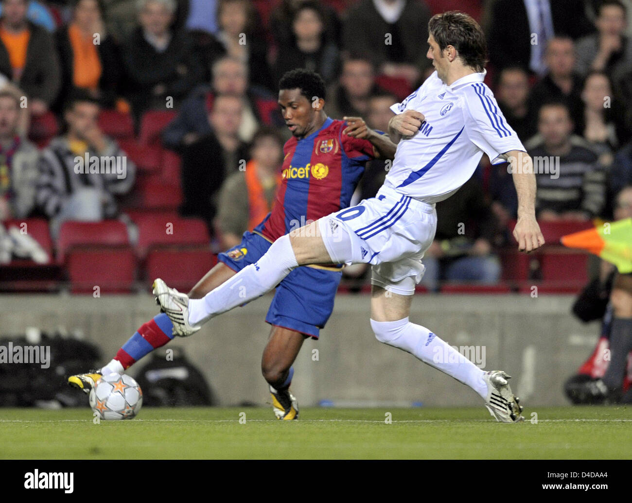 Mladen Kristajic of Schalke (R) blocks the delivery from Barcelona's Samuel Eto'o (L) in the UEFA Champions League quarter-finals match FC Barcelona v FC Schalke 04 at Camp Nuo stadium of Barcelona, Spain, 09 April 2008. A weak Spanish Primera Division side Barcelona won over German Bundesliga squad Schalke 1-0 and moves up to semi-finals with a 2-0 win on aggregate. Photo: Achim S Stock Photo