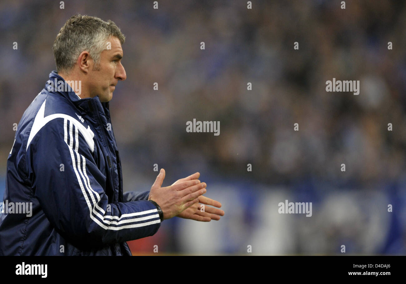 Schalke Trainer Mirko Slomka macht eine Geste an der Seitenlinie während der Bun