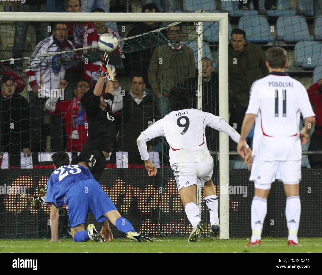 Munich's striker Luca Toni (2nd from R) scores the 3-3 in the overtime during second leg UEFA Cup quarter finals soccer match Getafe CF vs. Bayern Munich at Coliseum Alfonso Perez stadium, in Getafe, Spain, 10 April 2008. The match ended 3-3. Munich adavances to the semi finals because they scored more away goals. Photo: Matthias Schrader Stock Photo
