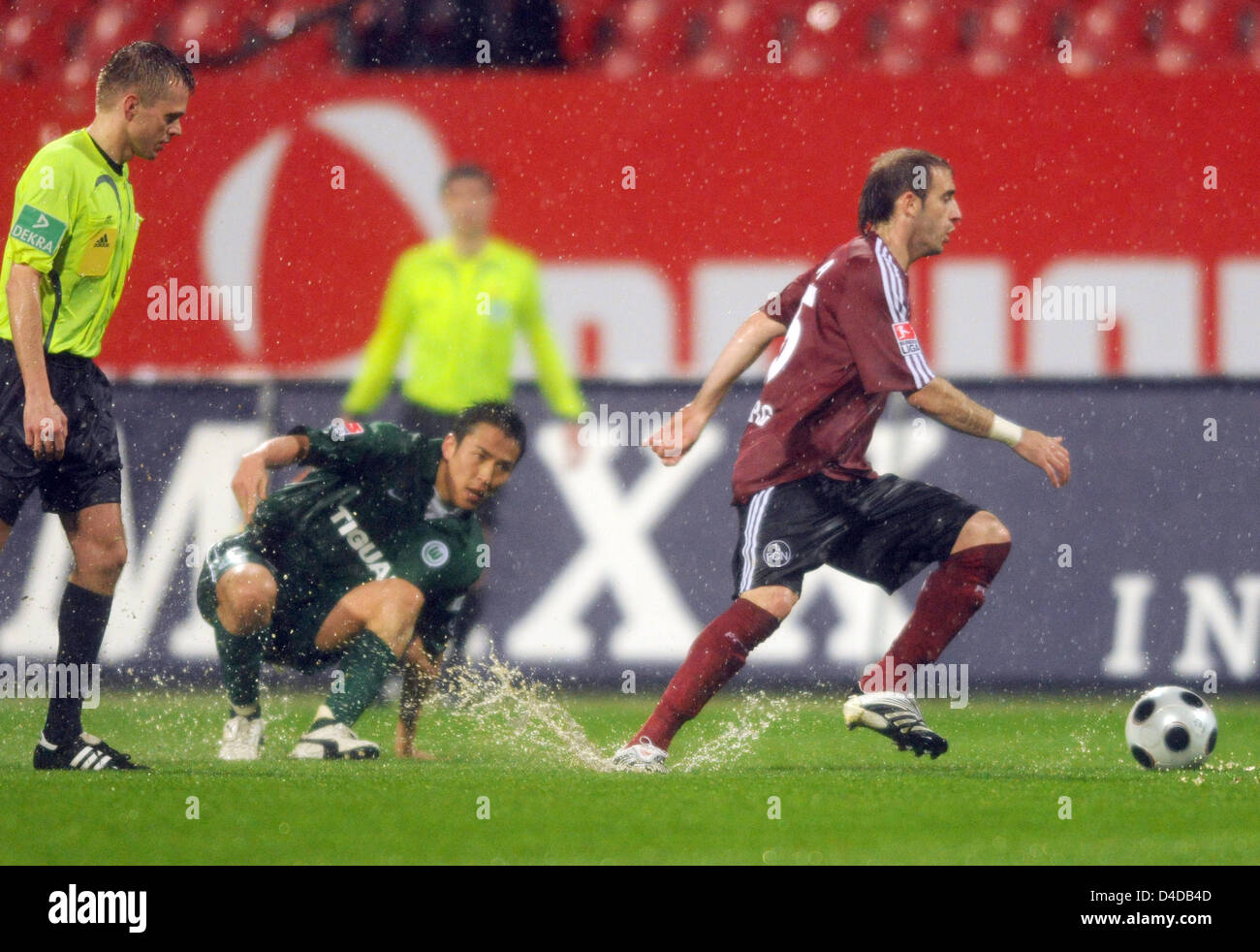Nuremberg's Javier Pinola (R) vies for the ball with Wolfsburg's Josue during the Bundesliga match 1. FC Nuremberg vs VfL Wolfsburg at easyCredit stadium in Nuremberg, Germany, 11 April 2008. Due to heavy rainfall, the match had to be abandoned after the first half at the result of 1-0 for Nuremberg. Photo: Armin Weigel Stock Photo