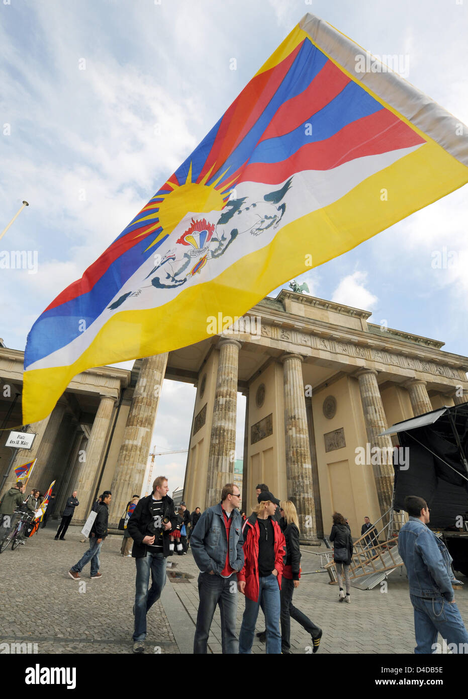 Demonstrators with a Tibetan flag stand in front of the Brandenburg Gate to protest against China's Tibet policy in Berlin, Germany, 12 April 2008. The silent vigil took place under the motto 'Stop Chinese terror in Tibet'. Photo: Gero Breloer Stock Photo