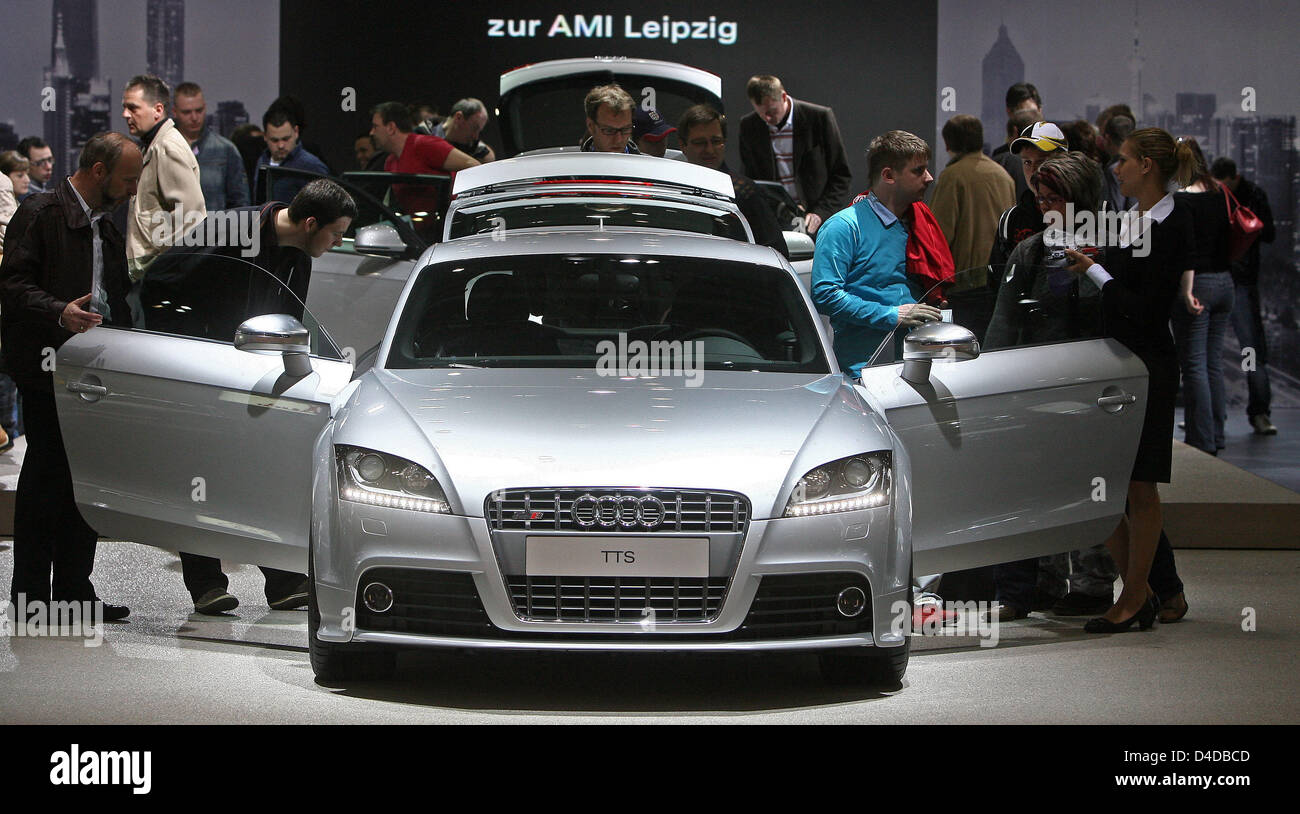 Visitors crowd around the new AUDI A4 avant on display at automobile trade show Auto Mobil International (AMI) in Leipzig, Germany, 13 April 2008. The number of visitors rose by 8,5 per cent from 270,000 in 2007 to 293,000 in 2008. The trade fair lasted from 5th to 13th April 2008. Photo: Peter Endig Stock Photo