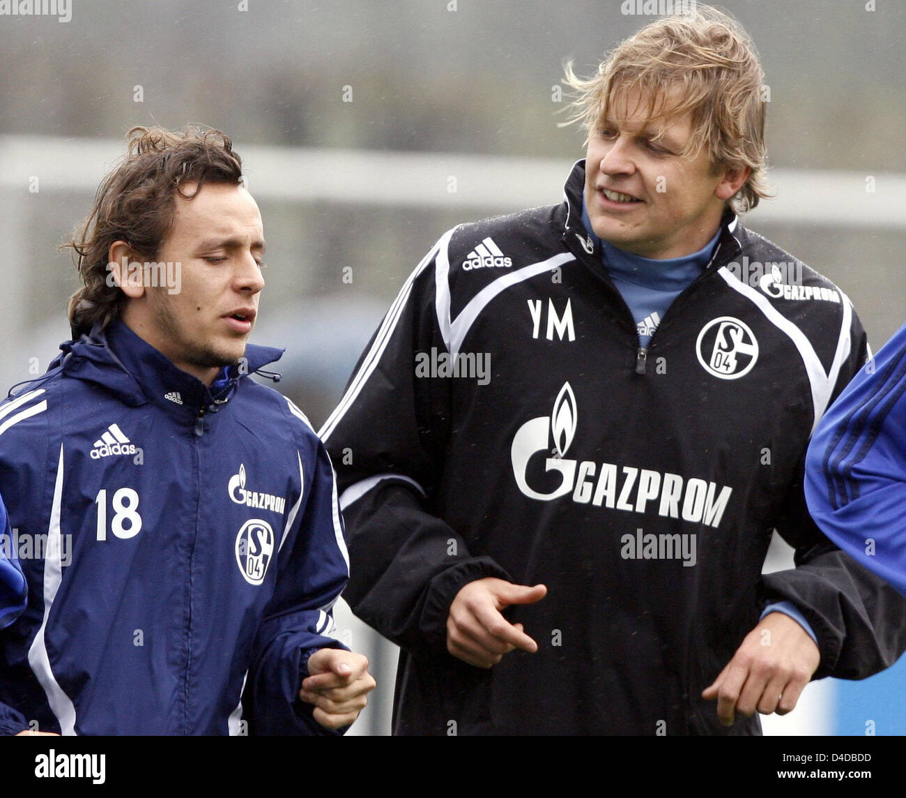 Interim head coach for German Bundesliga club FC Schalke 04, Youri Mulder (R), runs with right-back Rafinha (L) during the side's training in Gelsenkirchen, Germany, 14 April 2008. Former Schalke players Youri Mulder and Michael Bueskens replace sacked head coach Mirko Slomka for the six matches remaining until the end of the running Bundesliga campaign. Photo: Franz-Peter Tschaune Stock Photo