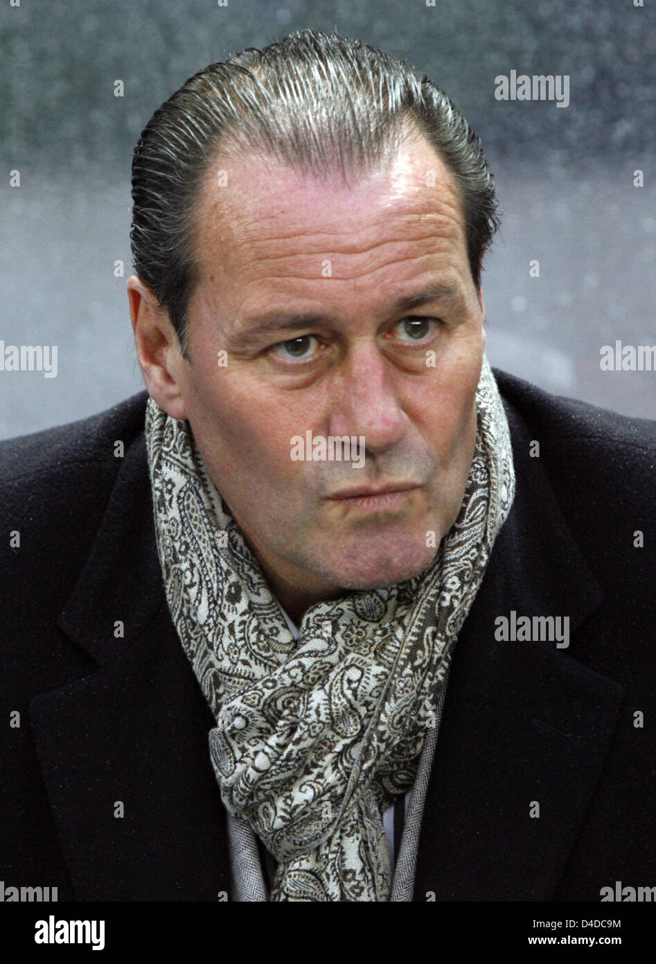 Hamburg's head coach Huub Stevens looks thoughtful in the German Bundesliga match Hertha BSC Berlin v SV Hamburg at Olympic stadium of Berlin, Germany, 15 April 2008. The poor match ended in a goalless draw. Photo: Rainer Jensen Stock Photo