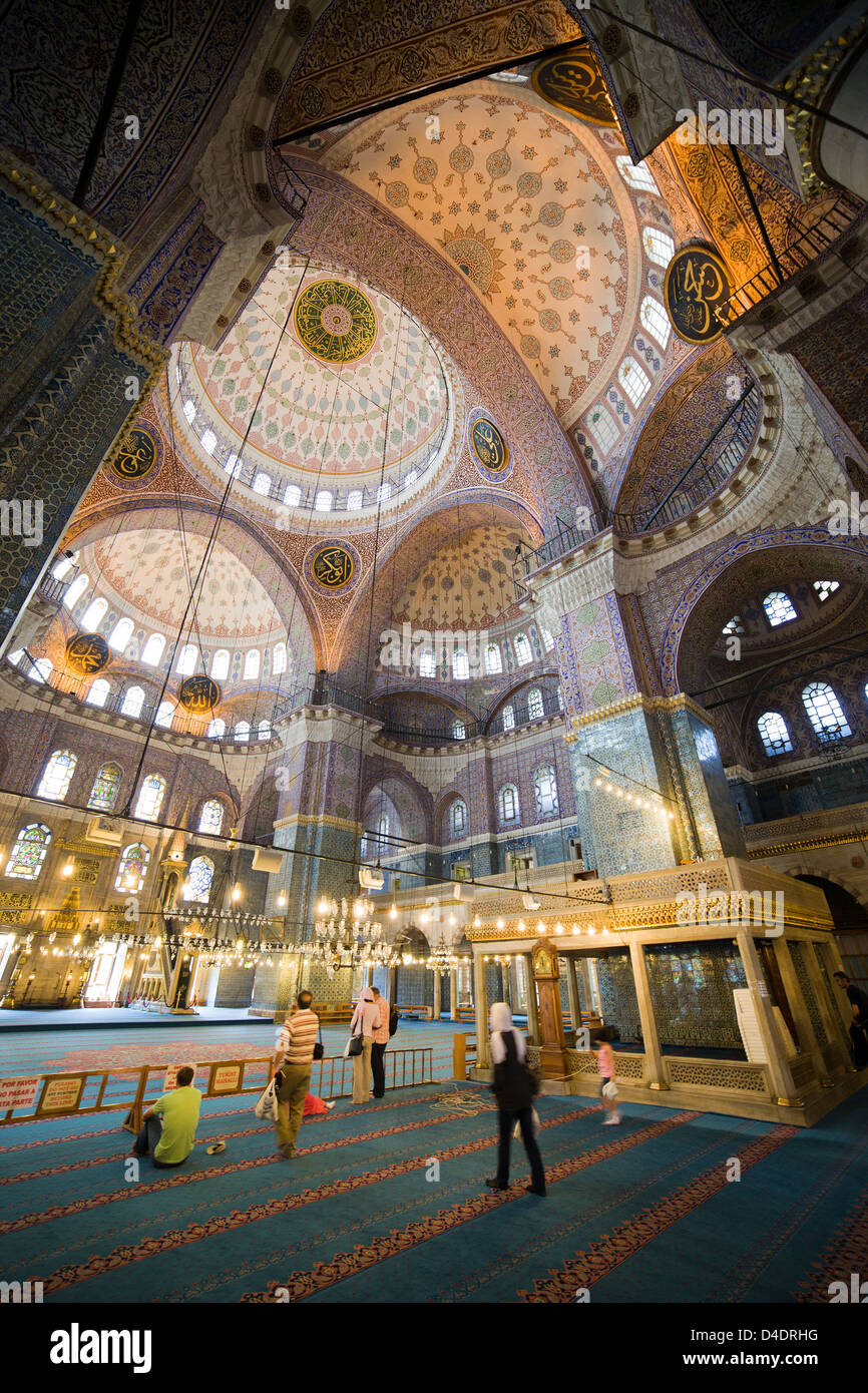 The New Mosque (Yeni Valide Camii), an Ottoman Imperial Mosque interior ...