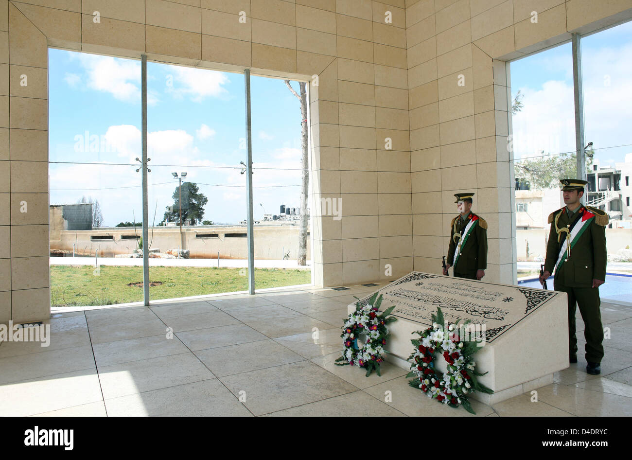 Interior view of the mausoleum of Yasser Arafat with the guard of honour in Ramallah, Palestinian Autonomous Territories, 27 February 2008. Yasser Arafat, also referred to as 'Abu Ammar', had served as Chairman of the Palestine Liberation Organisation (PLO) for decades and as President of the Palestinian National Authority (PA) before he died aged 75 on 11 November 2004 in Paris, F Stock Photo
