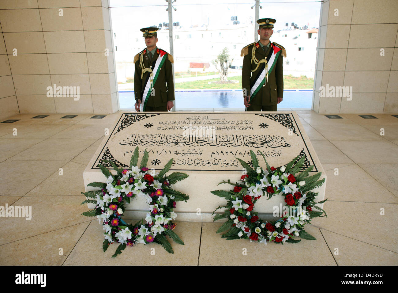 Interior view on the mausoleum of Yasser Arafat with the guard of honour in Ramallah, Palestinian Autonomous Territories, 27 February 2008. Yasser Arafat, also referred to as 'Abu Ammar', had served as Chairman of the Palestine Liberation Organisation (PLO) for decades and as President of the Palestinian National Authority (PA) before he died aged 75 on 11 November 2004 in Paris, F Stock Photo