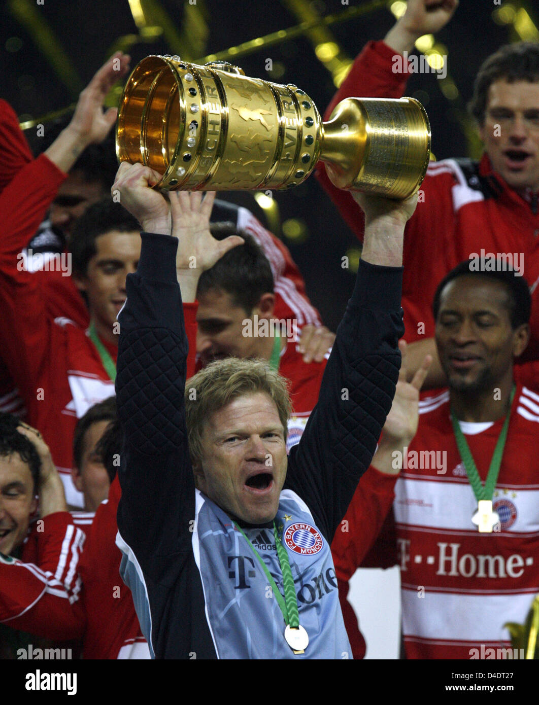 Bayern Munich's goalkeeper Oliver Kahn (front) holds the trophy in front of his team mates after they won the German DFB Cup final against Dortmund at the Olympic stadium in Berlin, Germany, 19 April 2008. Photo: BERND SETTNIK Stock Photo