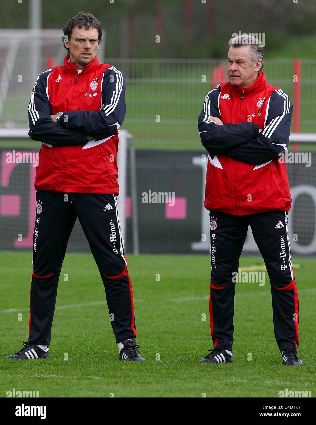 FC Bayern Munich coach, Ottmar Hitzfeld (R), and Michael Henke are pictured during team practice in Munich, Germany, 23 April 2008. Bayern Munich will face Zenit St. Petersburg in the UEFA-Cup semifinal on Thursday, 24 April. Photo: MATTHIAS SCHRADER Stock Photo