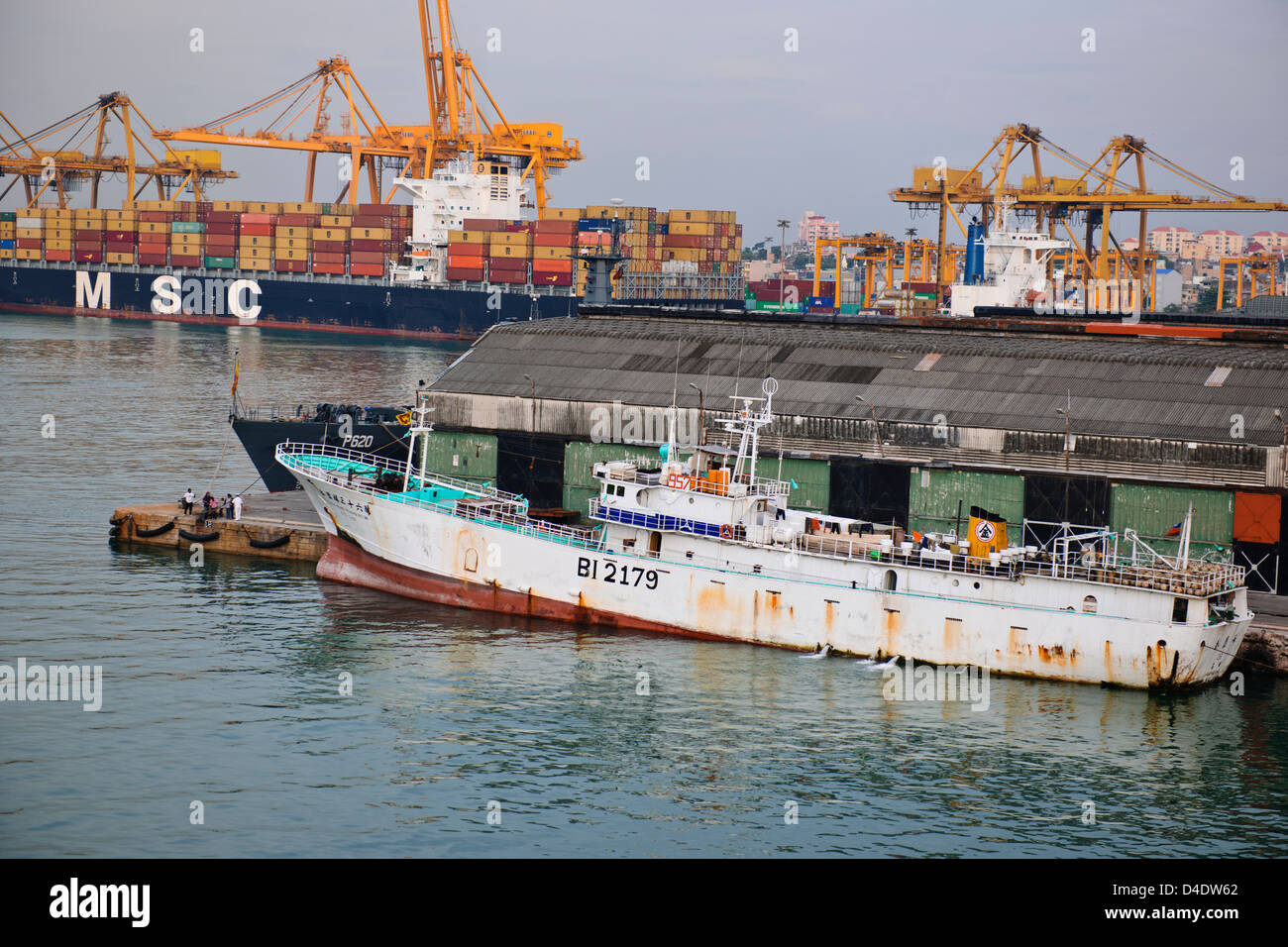 Colombo Port Authority Container Terminal,Gantry Cranes,Ships Unloading  boxes Sri Lanka Ports Authority, SLPA Colombo, Sri Lanka Stock Photo - Alamy